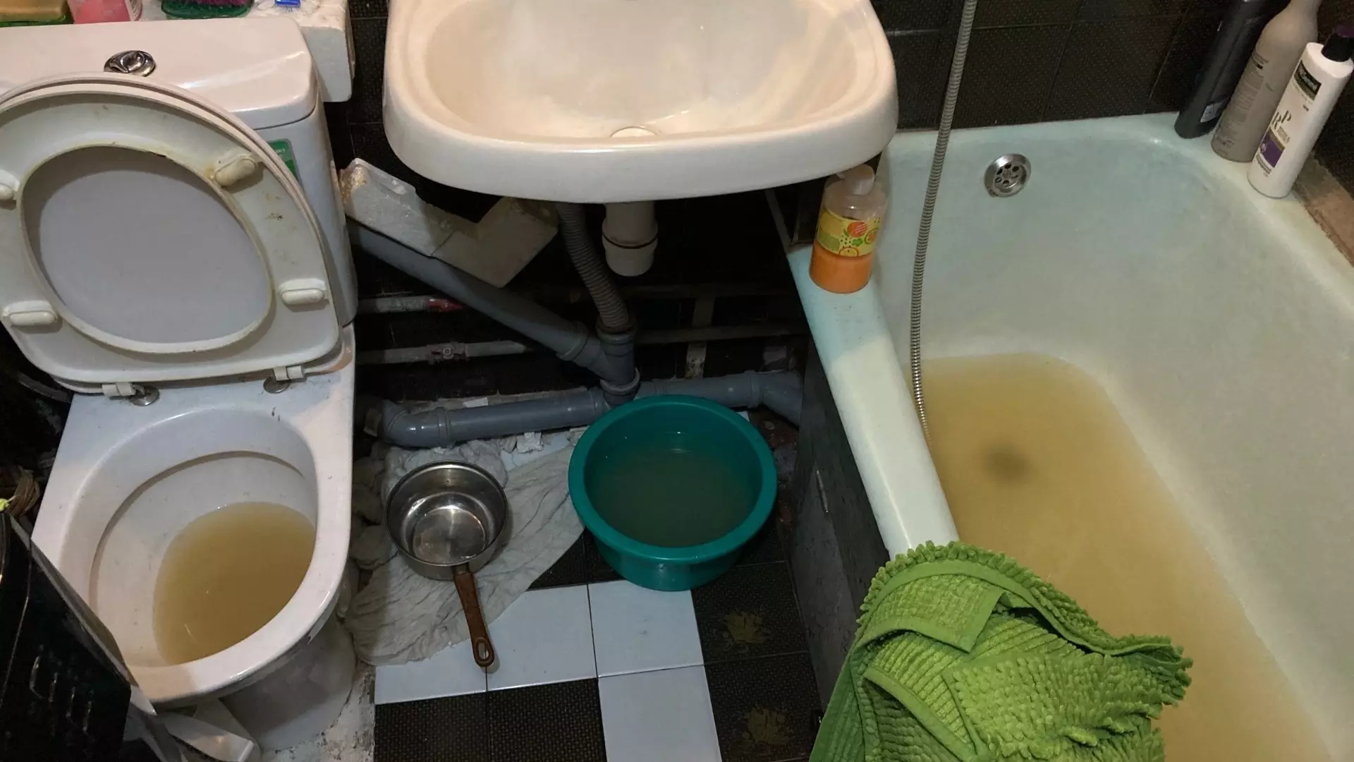 Квартиры омичей затопило нечистотами из канализации из-за засора в стояке