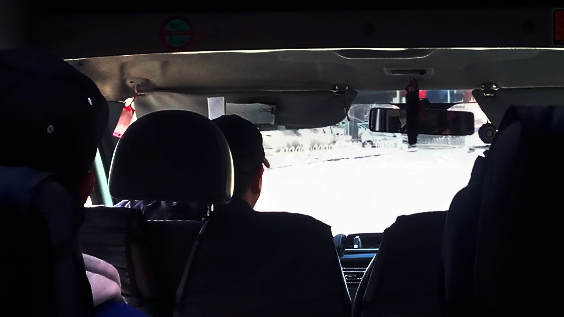 Маршрутчик повздорил с водителем «легковушки» на глазах пассажиров в Омске