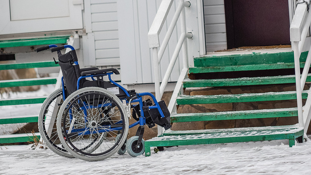 В Омске инвалид-колясочник чистит парковку «Ленты» от снега