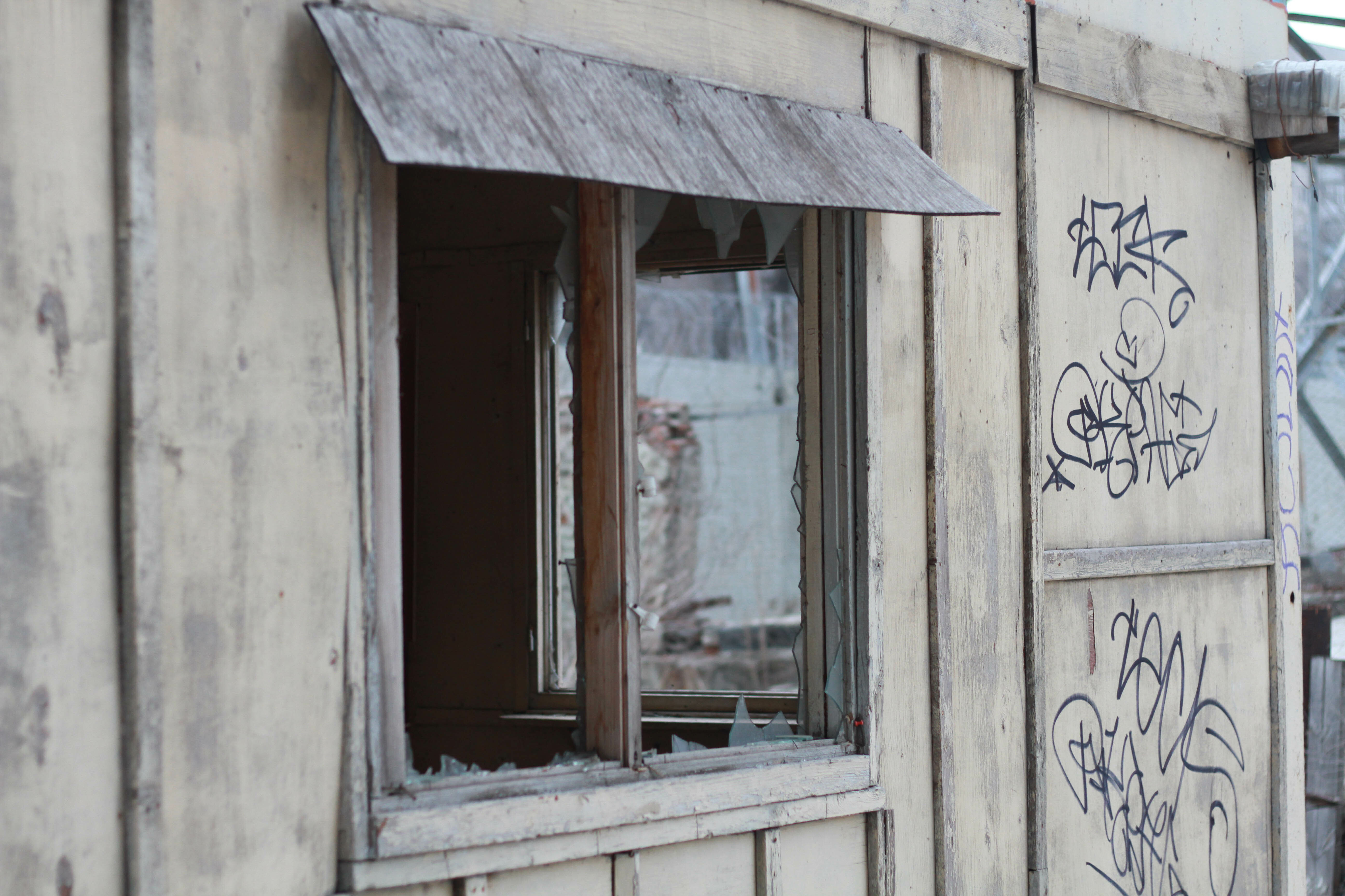 В Омской области вор-рецидивист через разбитое окно вынес две фляги и газовый баллон