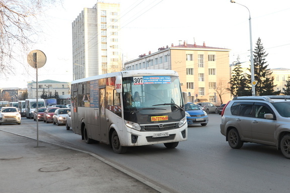 Из автобусов в Омске для удобства хотят убрать часть сидений