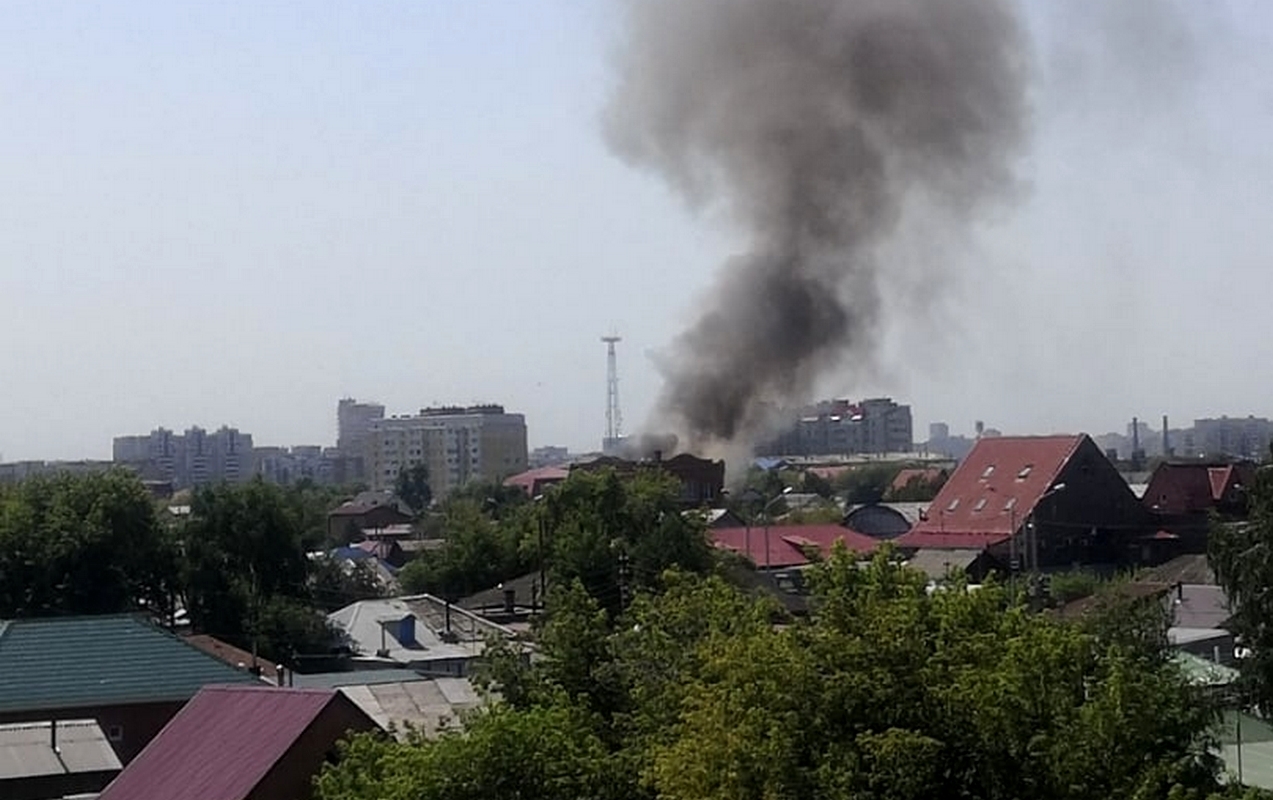 В Омске неизвестные поджигатели мусора устроили крупный пожар - соцсети