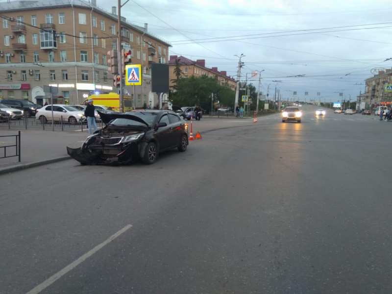 После аварии в центре Омска автомобиль перевернулся на бок