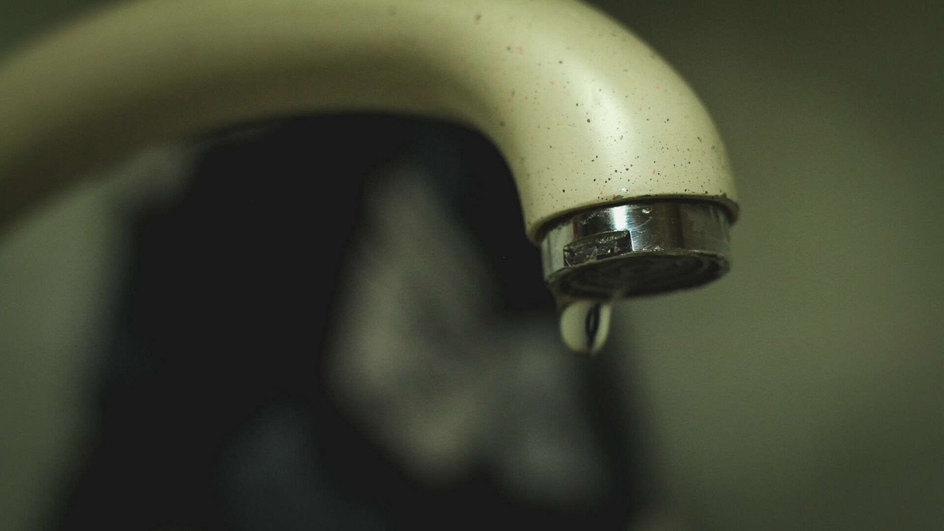 Жители омского дома остались без горячей воды с начала июня