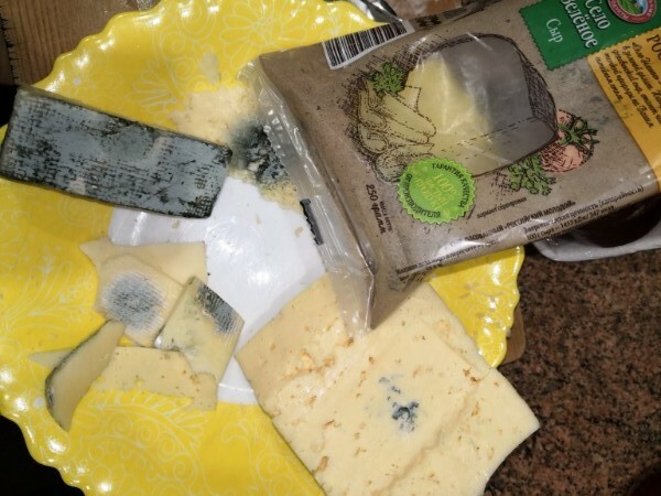В супермаркете в центре Омска на прилавках лежит сыр с черной плесенью