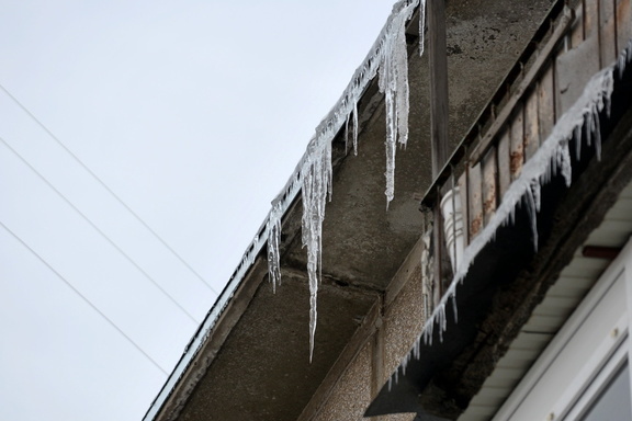 В Омской области на голову двум девушками с крыши рухнула ледяная глыба