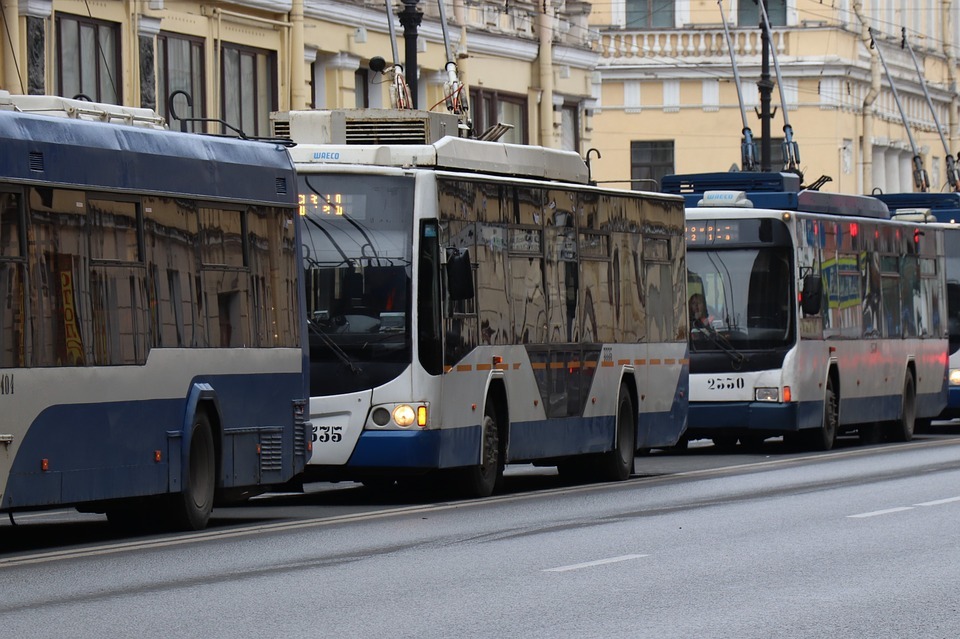 В Омске из-за коммунальной аварии перестали ходить троллейбусы