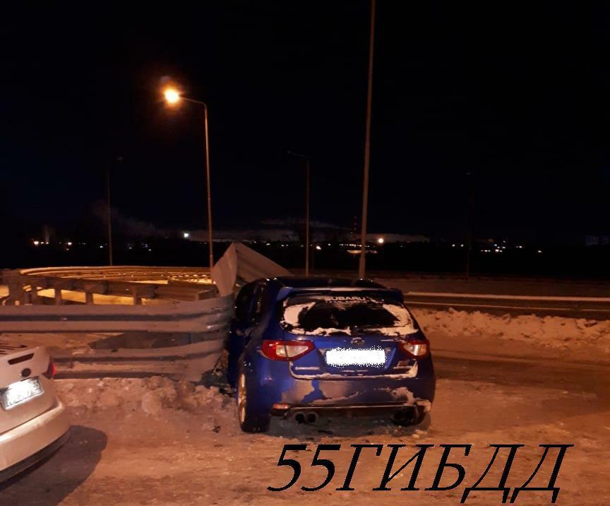 В Омске разыскивают водителя, бросившего троих пассажиров после ДТП на мосту