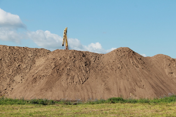 В Омске стали добывать меньше нефти и больше песка