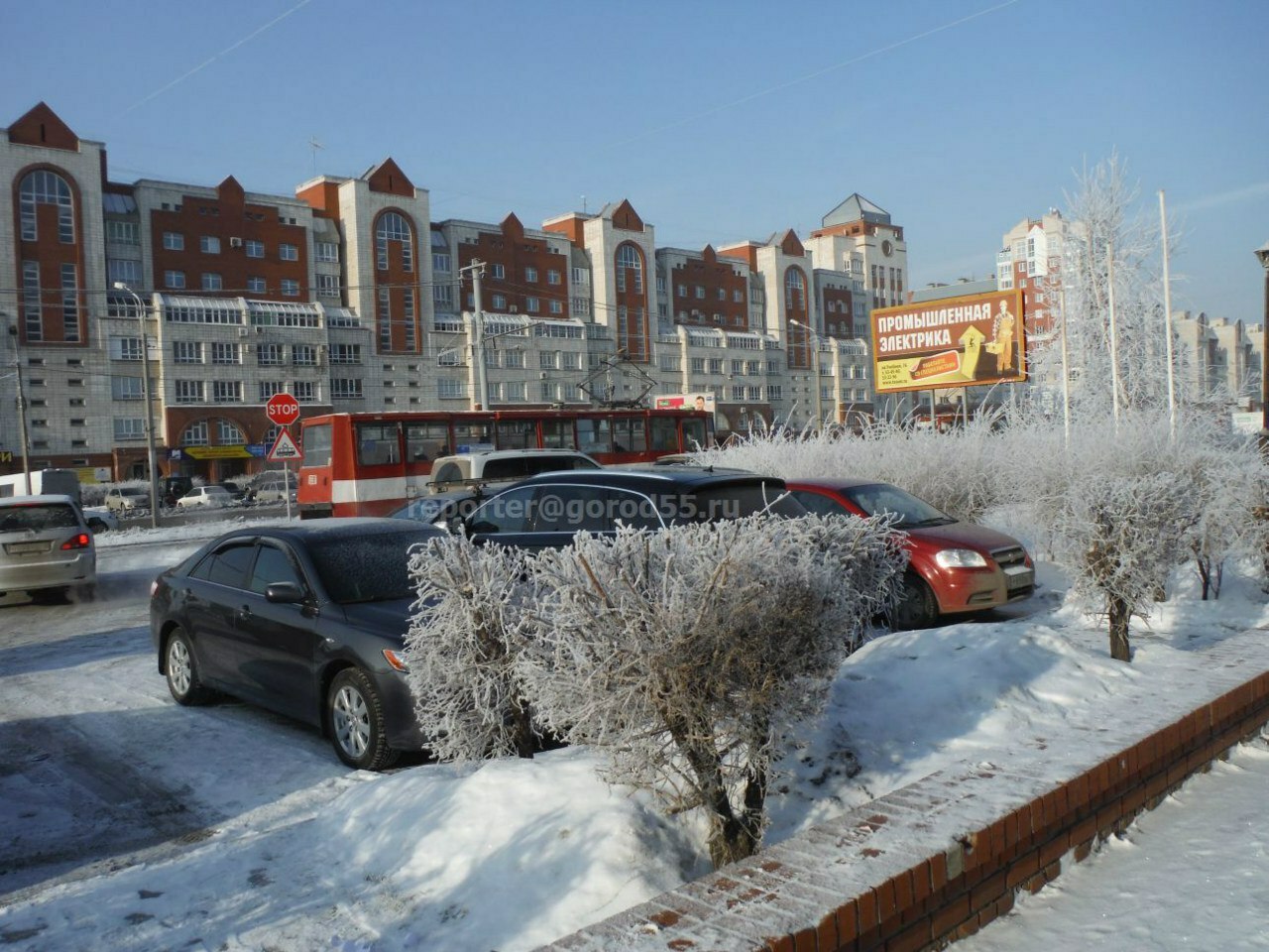 Из-за морозов 20 новых больших автобусов не могут доехать до Омска