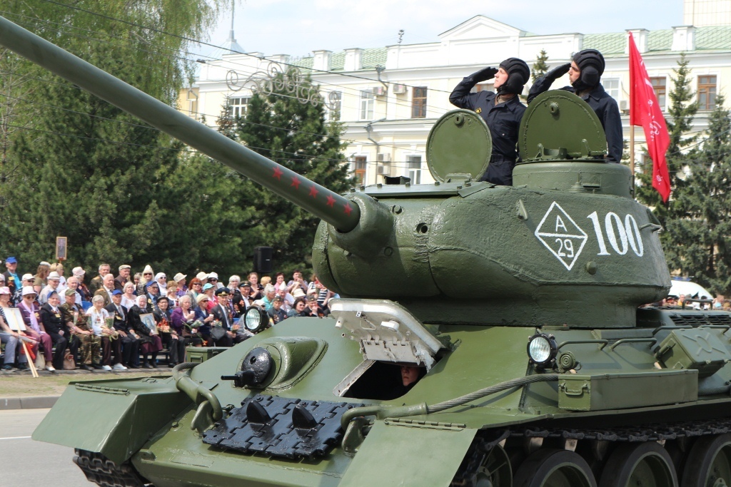 Путин приказал начать подготовку к параду Победы