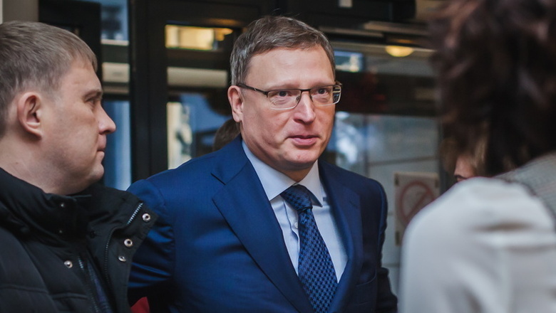 Губернатор Омской области поставил вторую прививку от коронавируса