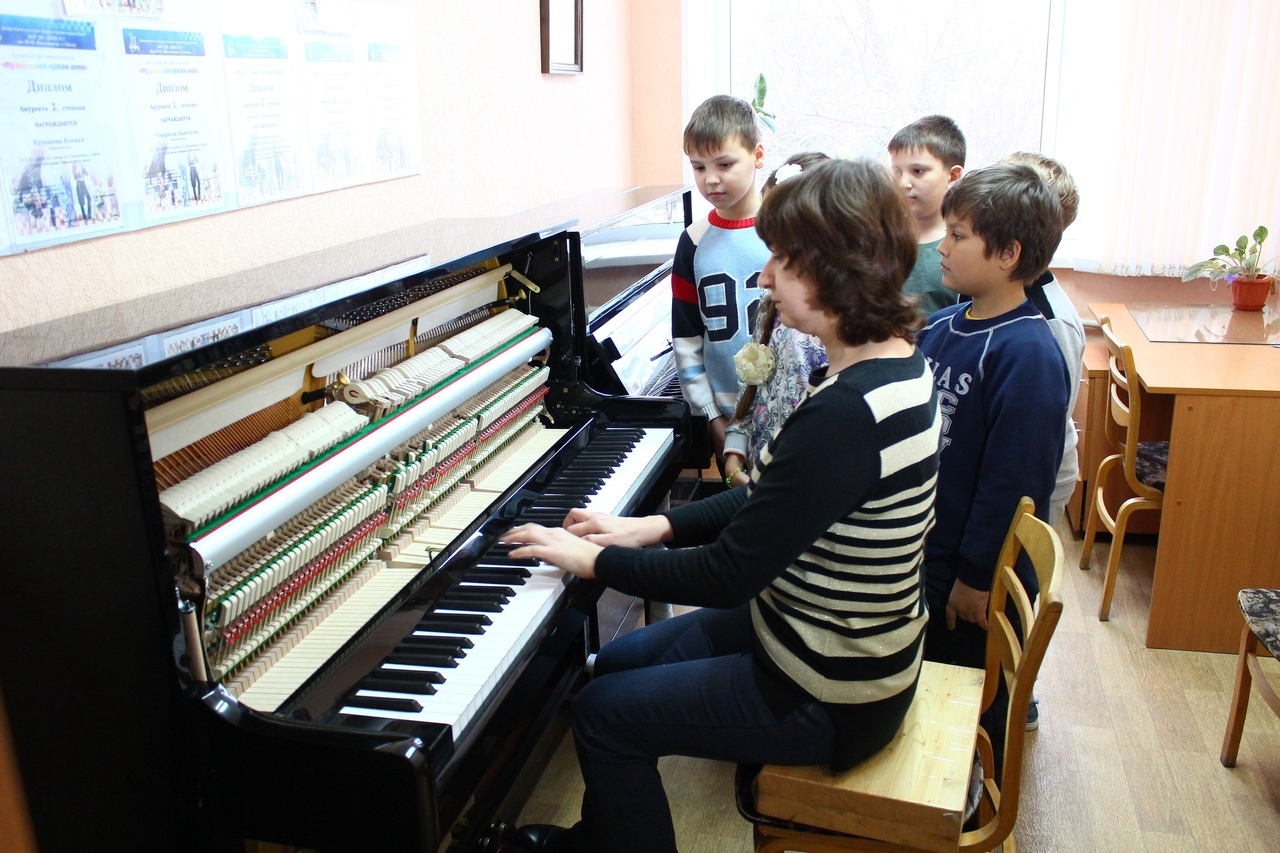 На новых пианино в омских школах искусств сыграли первые мелодии