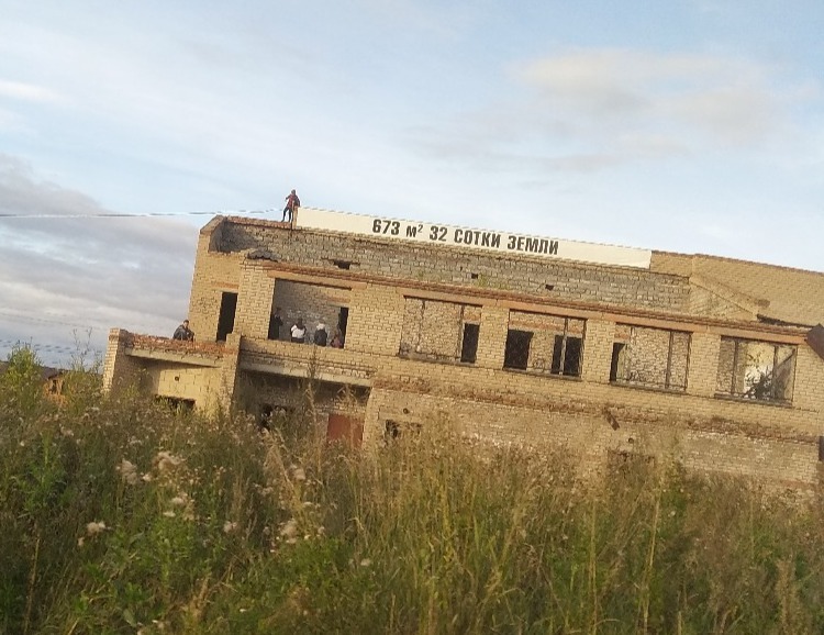 В Омске школьники бегают по крыше заброшенного здания