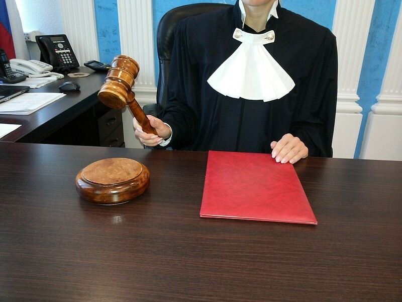 судья с молотком в руках
