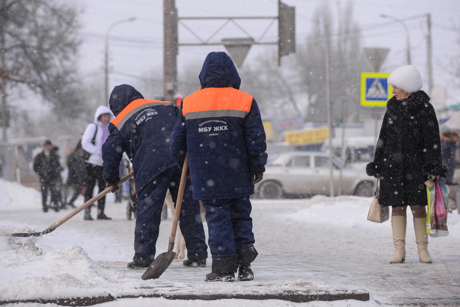 Из-за сильных снегопадов начальникам округов поручили усилить темпы по уборке Омска