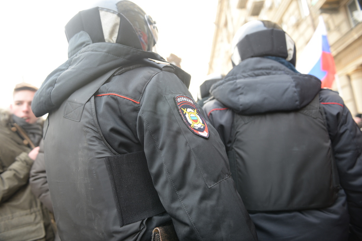 В Омске на ударившего полицейского участника митинга завели уголовное дело