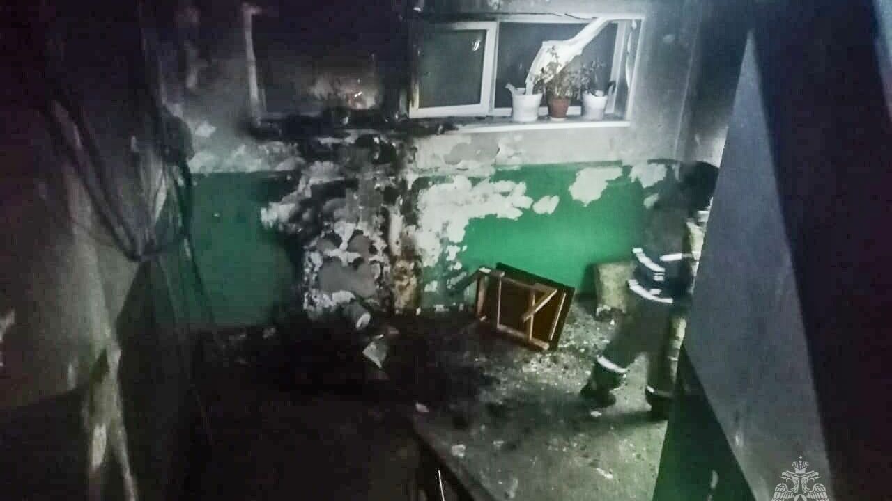 Омские спасатели вывели двух детей из горящей многоэтажки
