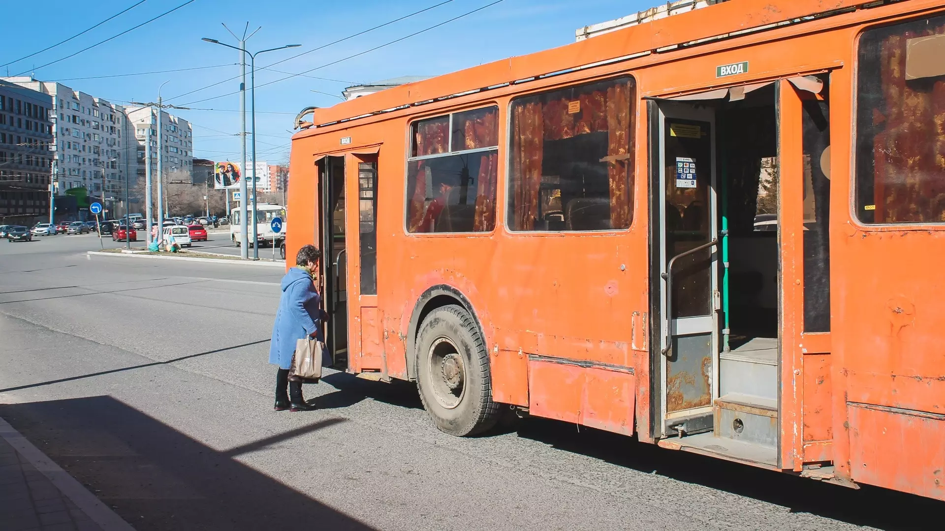 Автобусы планируют покрасить в оранжевый свет
