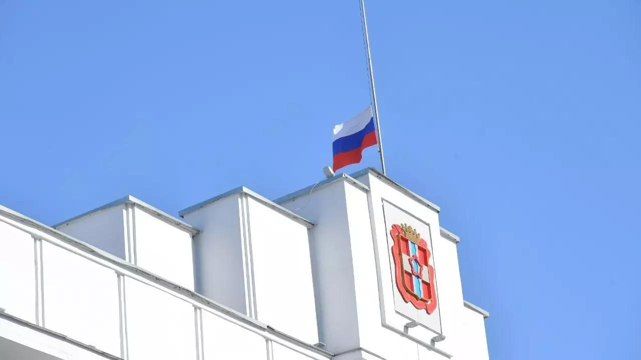 В знак скорби по погибшим в «Крокусе» в Омске приспустили государственные флаги