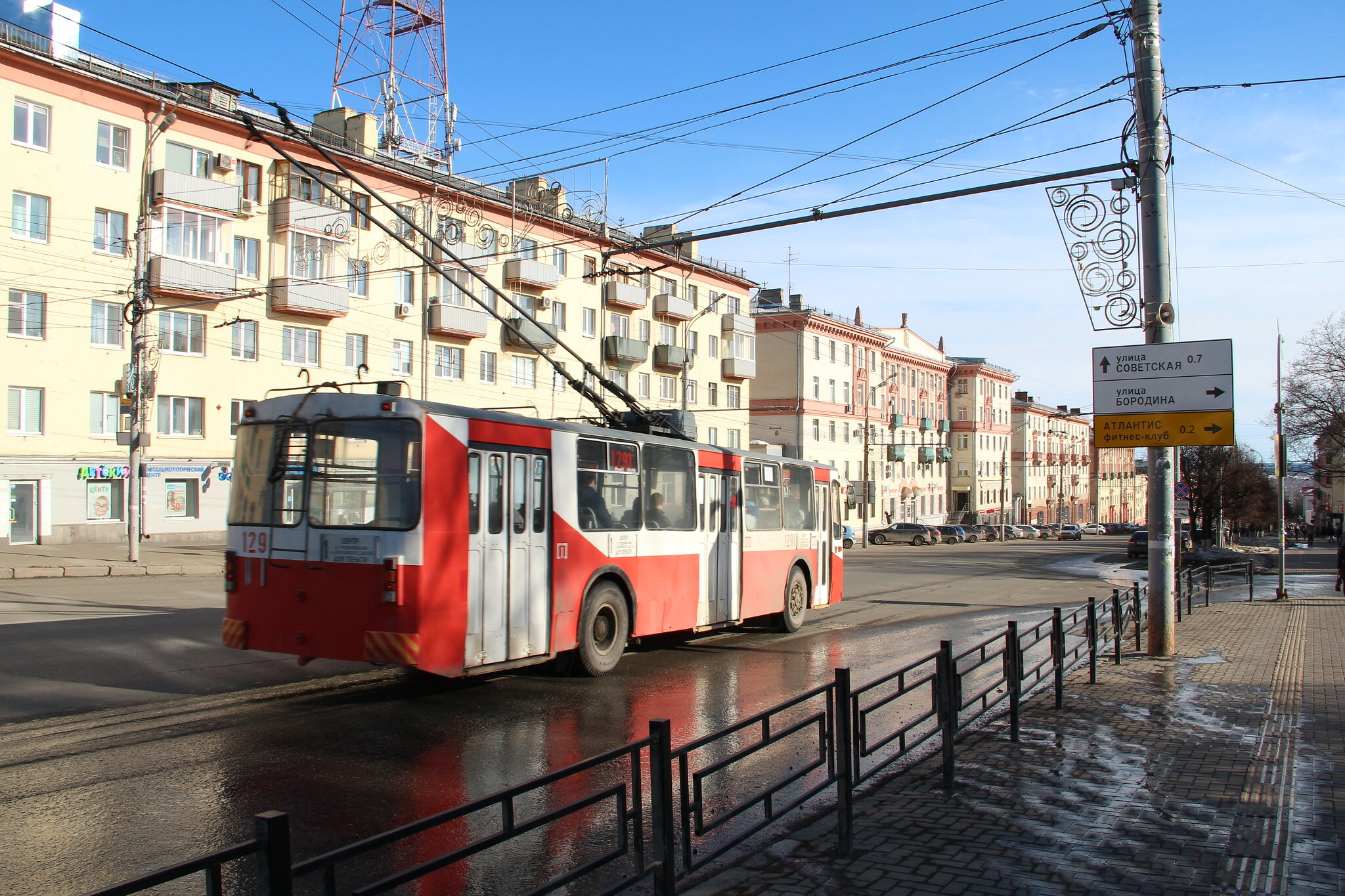 В Омске троллейбус сбил пожилого пешехода