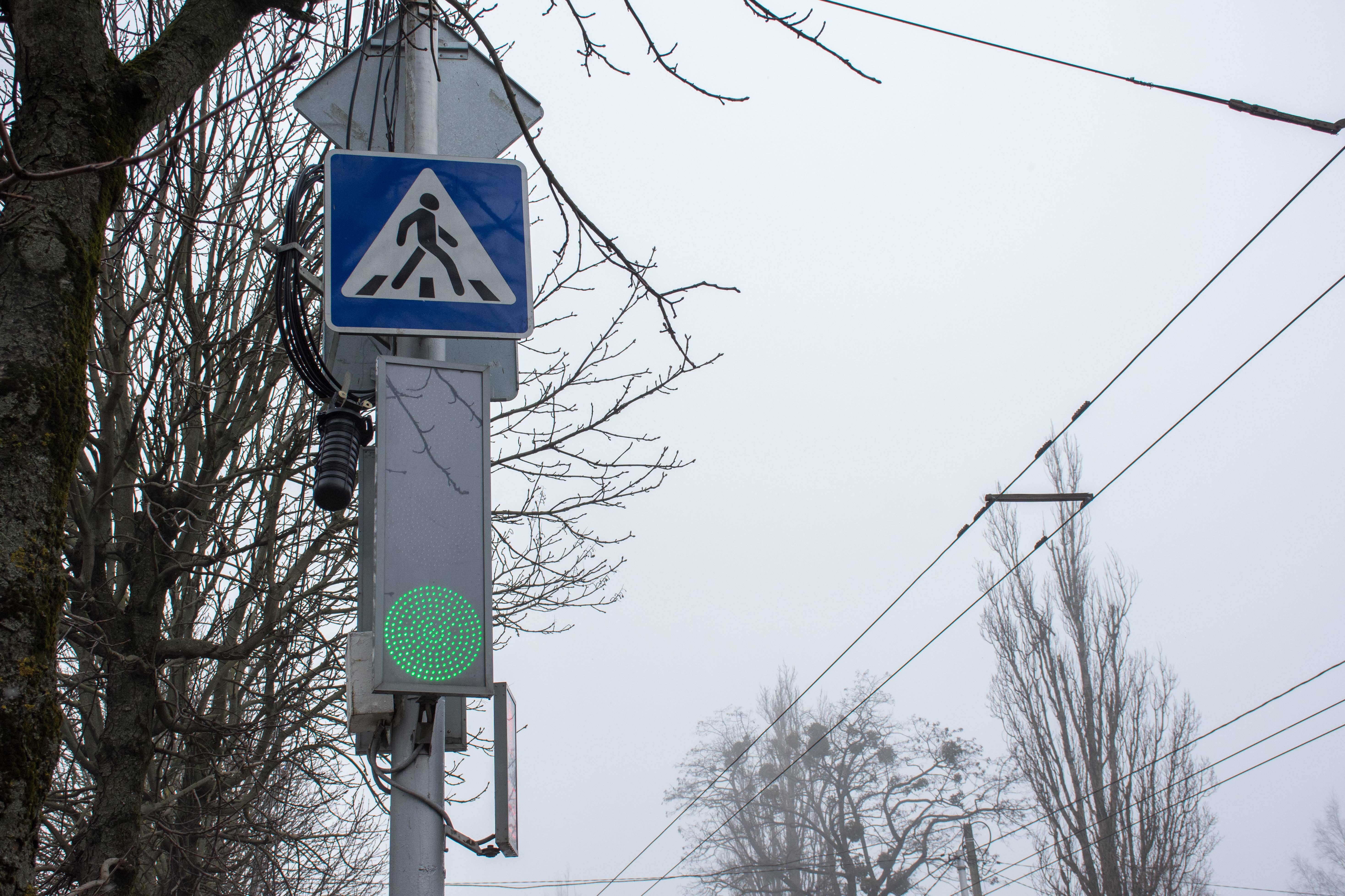 В Омске на Левом берегу продлили зеленый сигнал светофора для автомобилистов