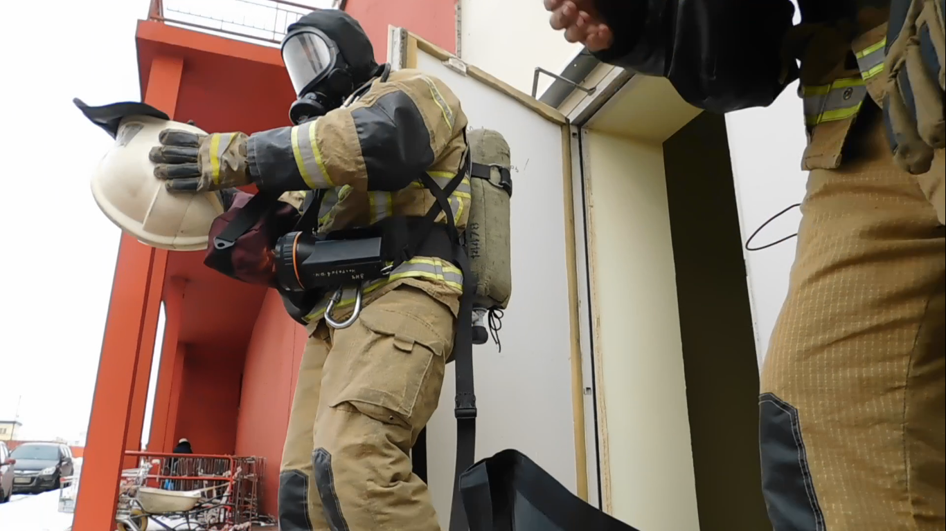 В Омске 14 человек эвакуировались из-за пожара в многоэтажке