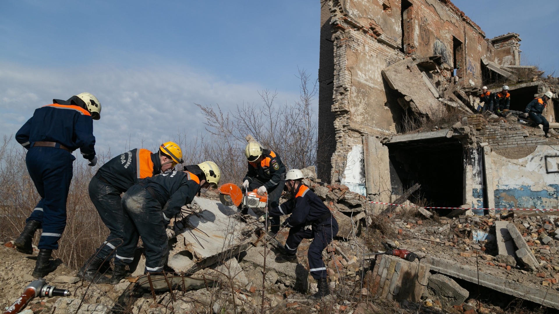 В Омской области на трех рабочих сельхозпредприятия рухнули бетонные плиты