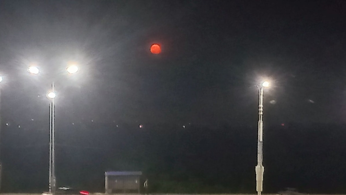 Ночь 20 июня. Кровавая Луна явление. Явления в небе. Красная Луна в Омске. Необычные явления в небе.