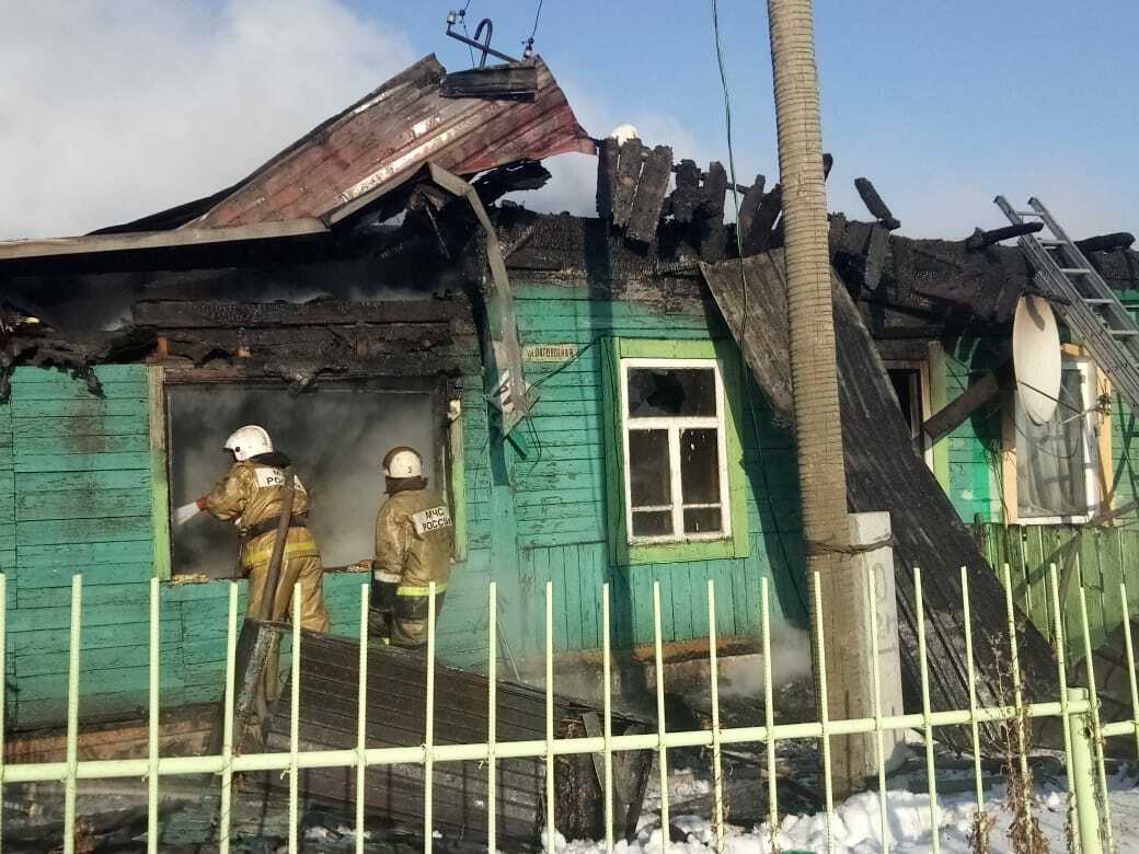 В Омске загорелся двухквартирный дом (фото)