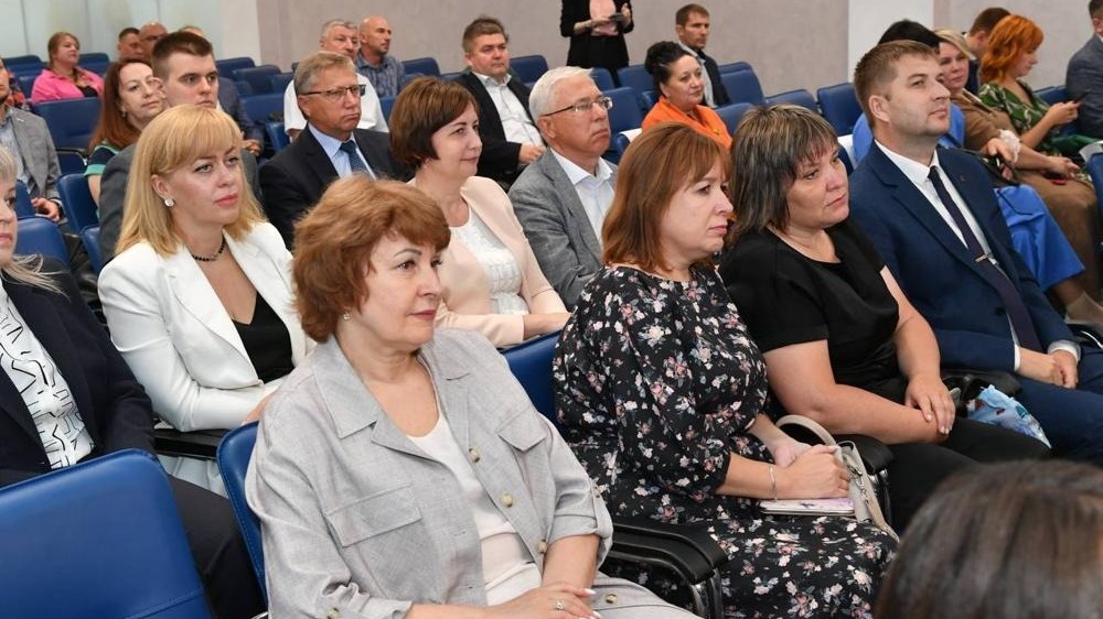 Хоценко отметил лучших участников конкурса «Лучшие практики наставничества» в Омске