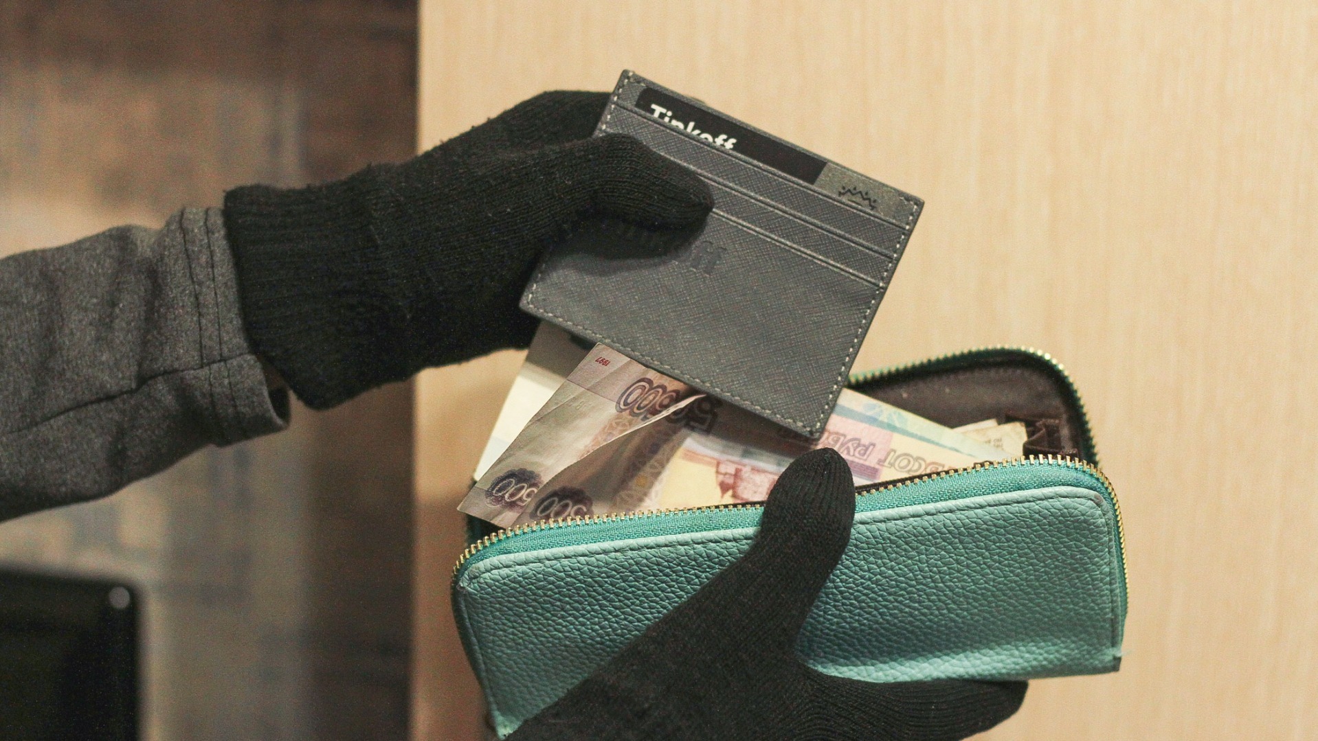 Жительница Омска нашла банковскую карту и попала под уголовную статью