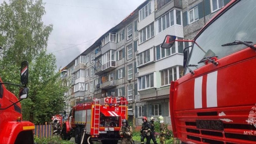 Жильцов загоревшегося дома на улице Волгоградская в Омске разместили в школе
