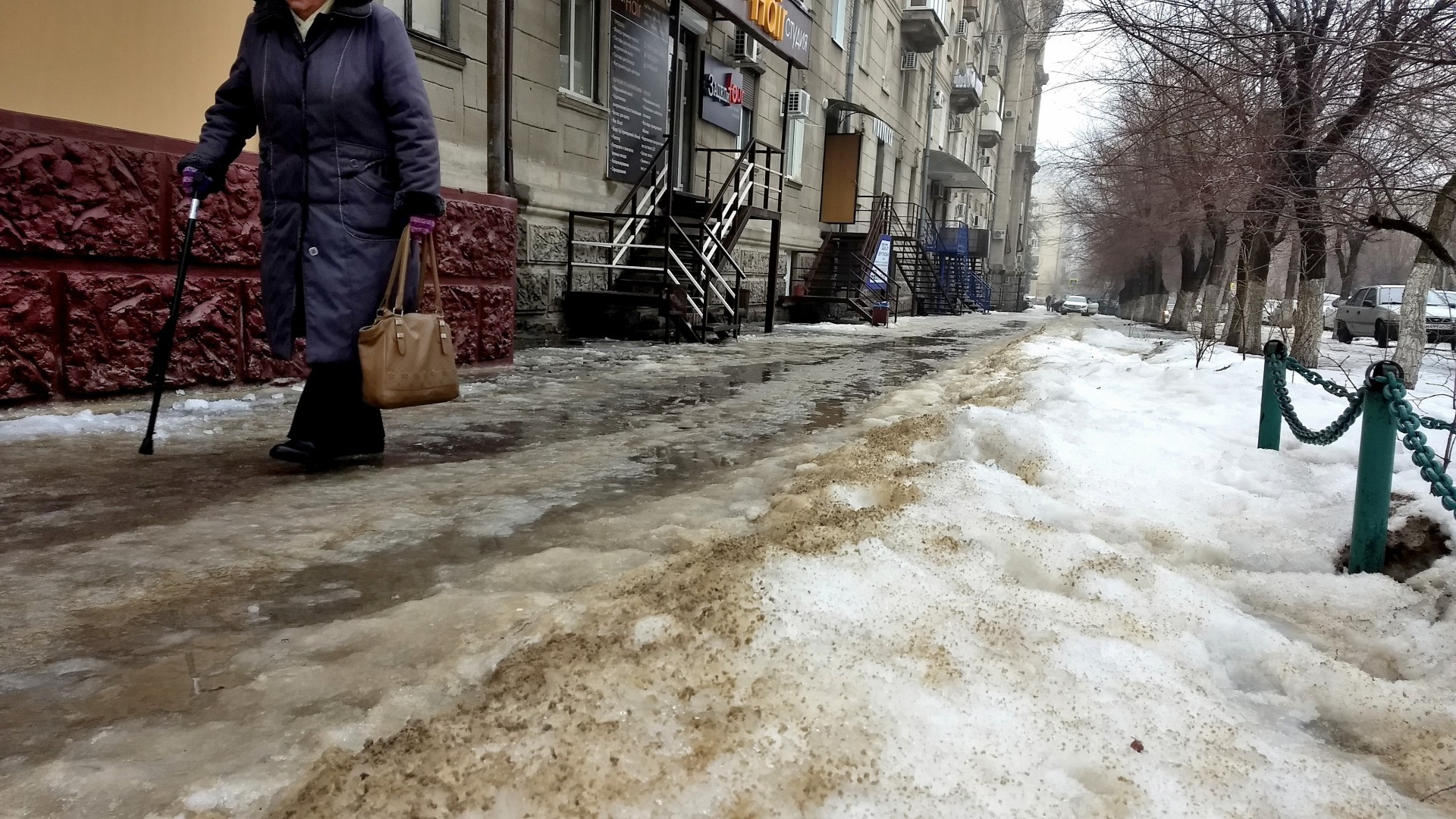 Со льдом на дорогах Омска начнут бороться реагентами из Перми