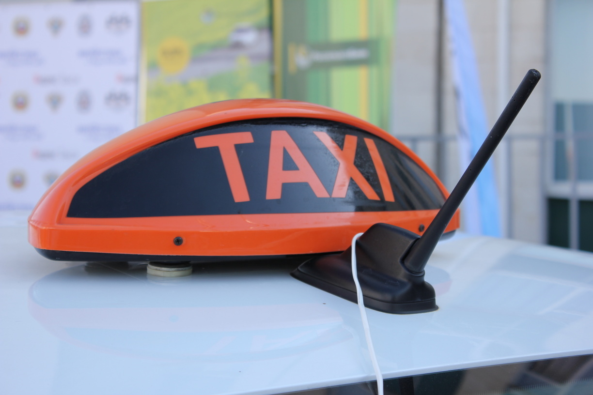 Омских врачей начали бесплатно возить на такси