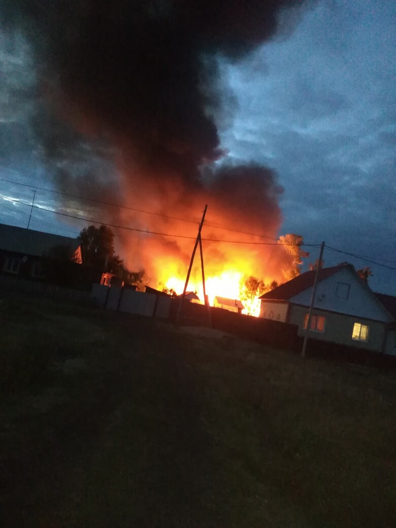 В пожаре под Омском сгорели два дома, баня и пилорама