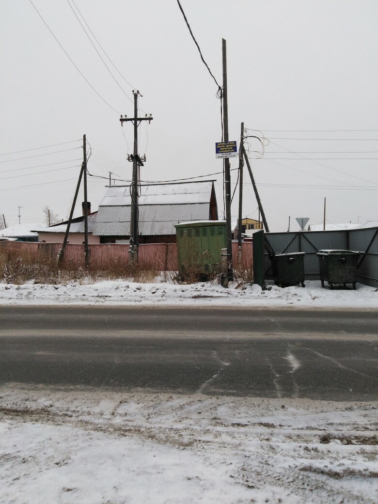 «На помойке остановите!» — в Омске на автобусной остановке установили мусорные баки