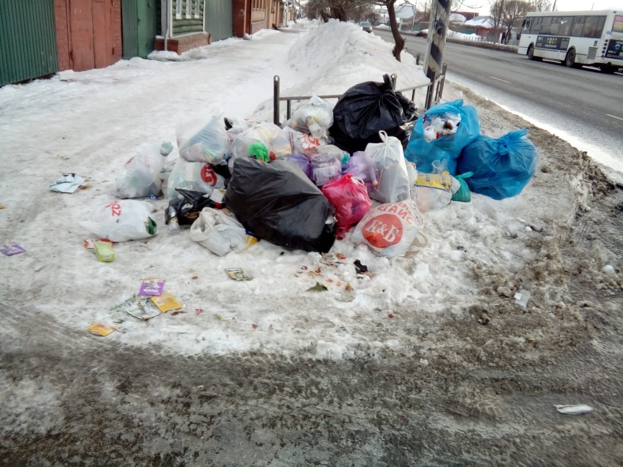 В Омске улица Герцена завалена мешками с мусором