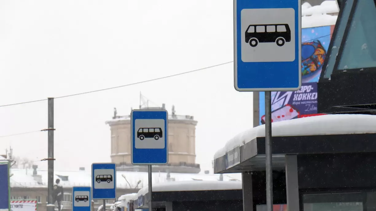 В Омске на одной из остановок начали парковаться машины