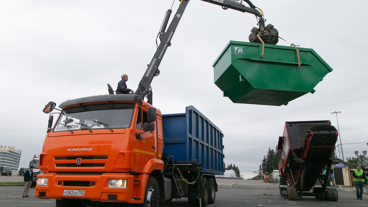 Водителя мусоровоза из Омской области осудят за смерть коллеги