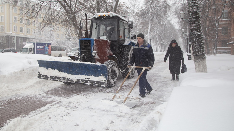 Жестокая борьба. Дорожники в Омске продолжают сражаться со снегом
