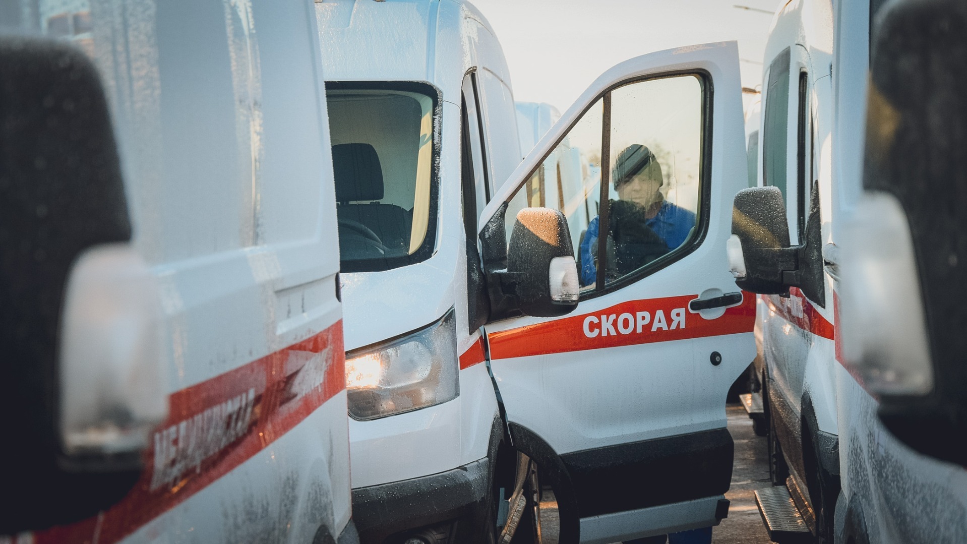 Пьяный пациент в Омске пытался выпрыгнуть из машины скорой помощи
