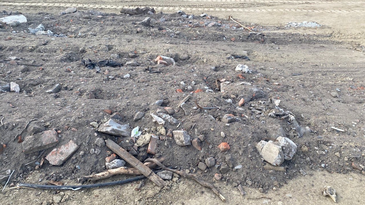 По берегу и на территории земельных участков лежат разрушенные бетонные плиты и кучи строительного мусора