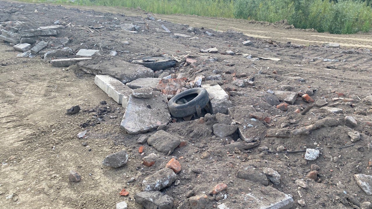 Берег реки Иртыш засыпали битым кирпичом, шлаками и другим строительным мусором