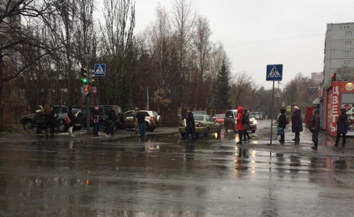 В Омске пешеходы атаковали автомобиль, не уступивший им дорогу