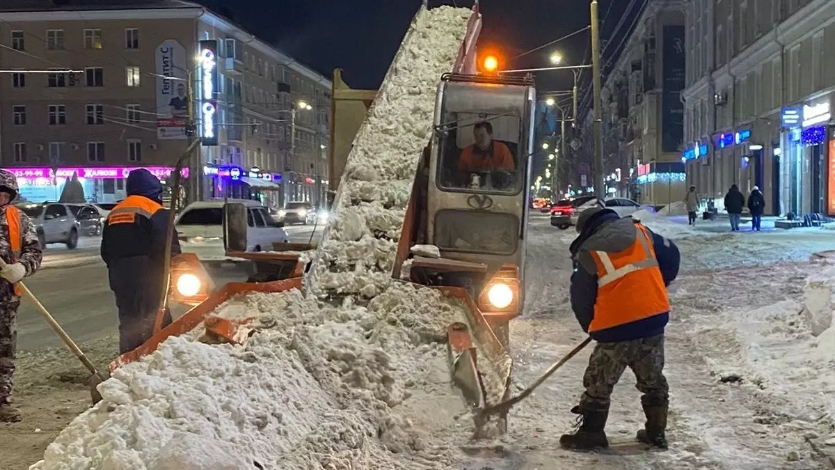 Ночью на дороги Омска вышли 60 единиц техники для борьбы со снегом