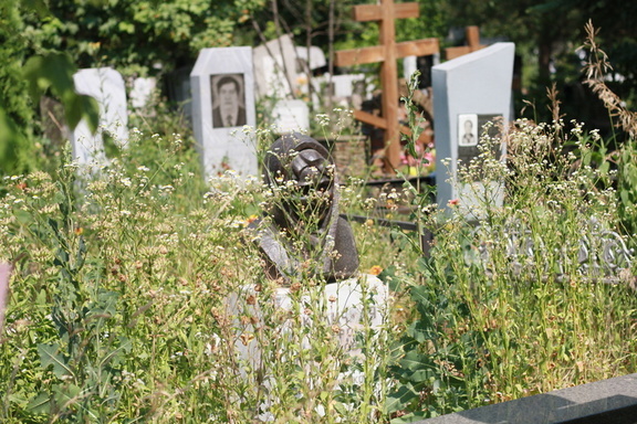 Два омских школьника надругались над могилами после похода на кладбище за конфетами