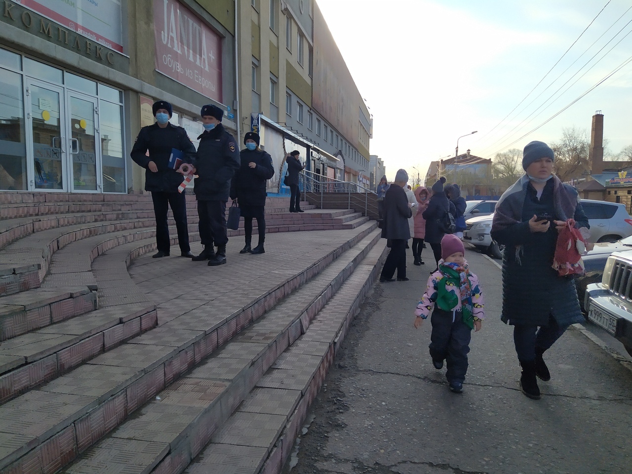 Омская полиция ищет бомбу на Казачьем рынке