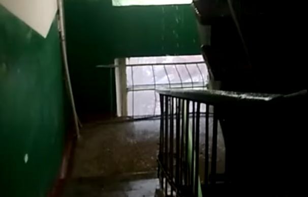 В Омске подъезд жилого дома заливает водой (Видео)