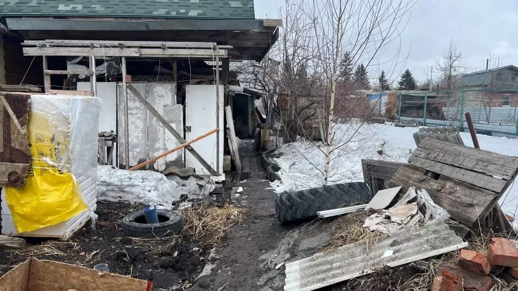 В Омске два приятеля-садовода украли с чужого участка емкости для воды